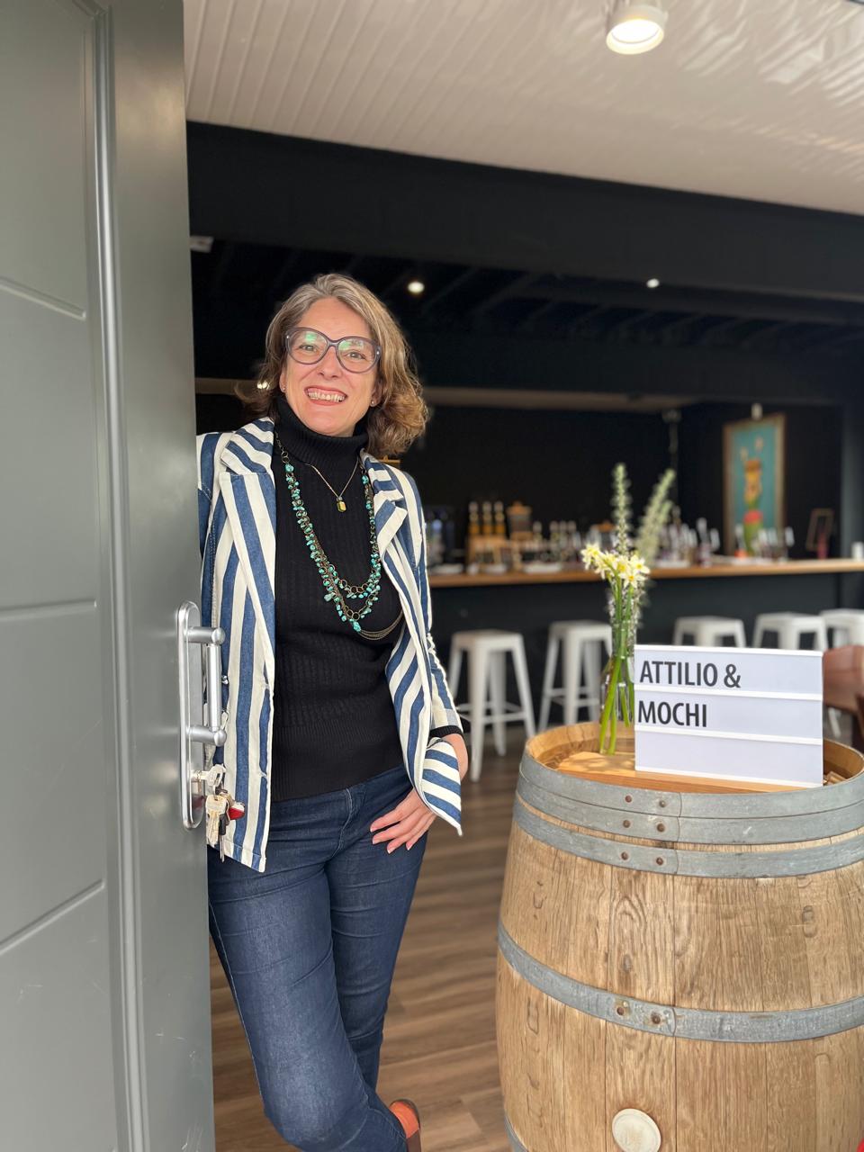 Angela Mochi recibiendo en la puerta de la sala de degustación