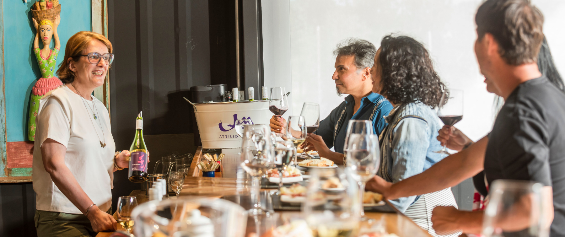 Barra de degustación de Attilio & Mochi con vista al viñedo