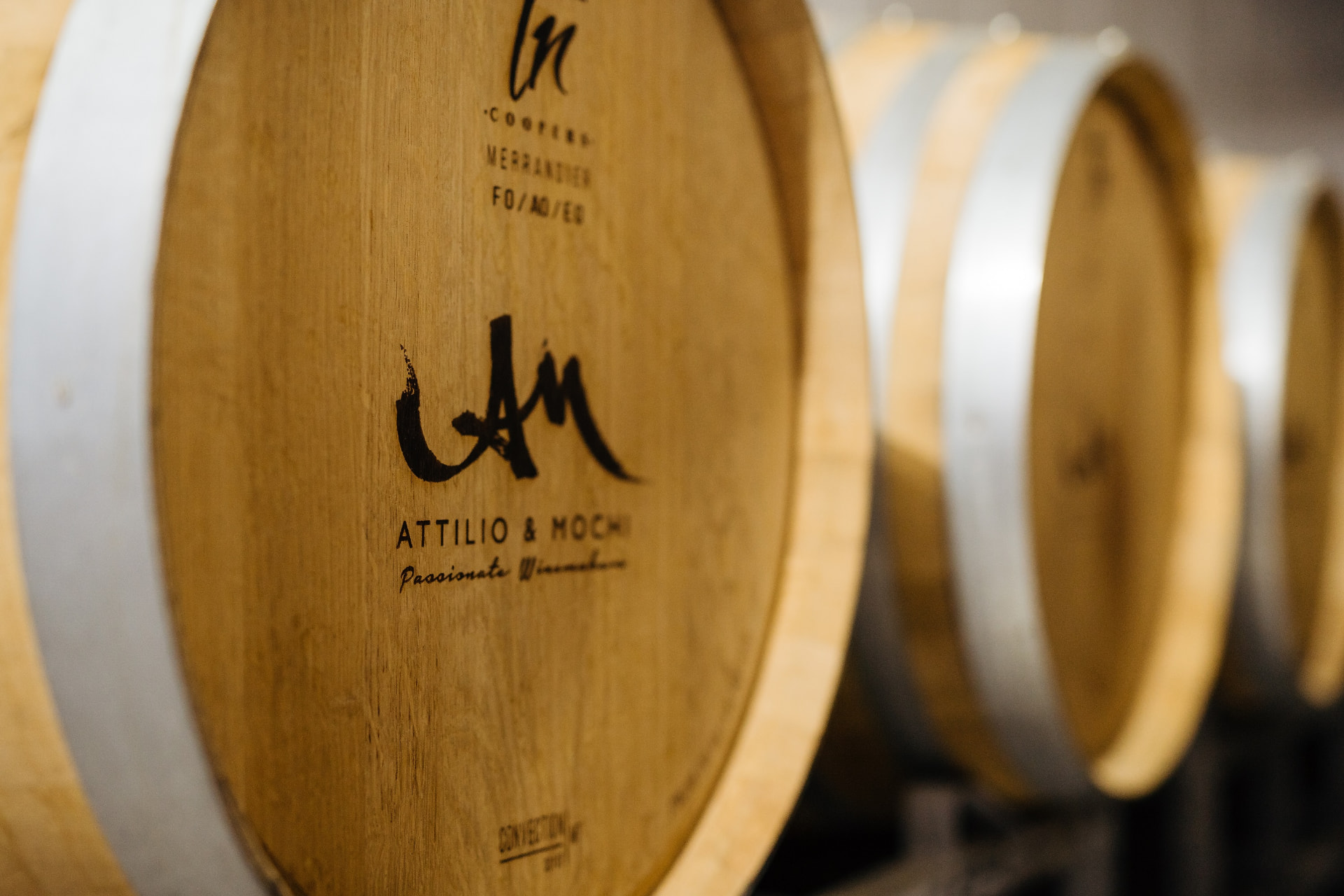 Barrica de roble marcada con el logo Attilio & Mochi