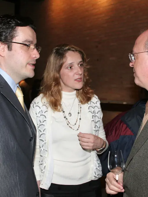 Angela Mochi, Marcos Attilio y José Luiz Pagliari conversando durante un evento de Wine Company en 2008