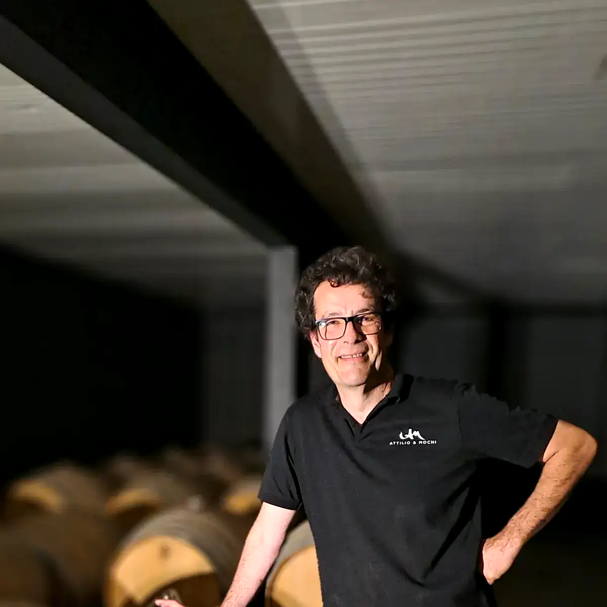 Marcos Attilio en la sala de barricas de la bodega de contenedores refrigerados de Attilio & Mochi