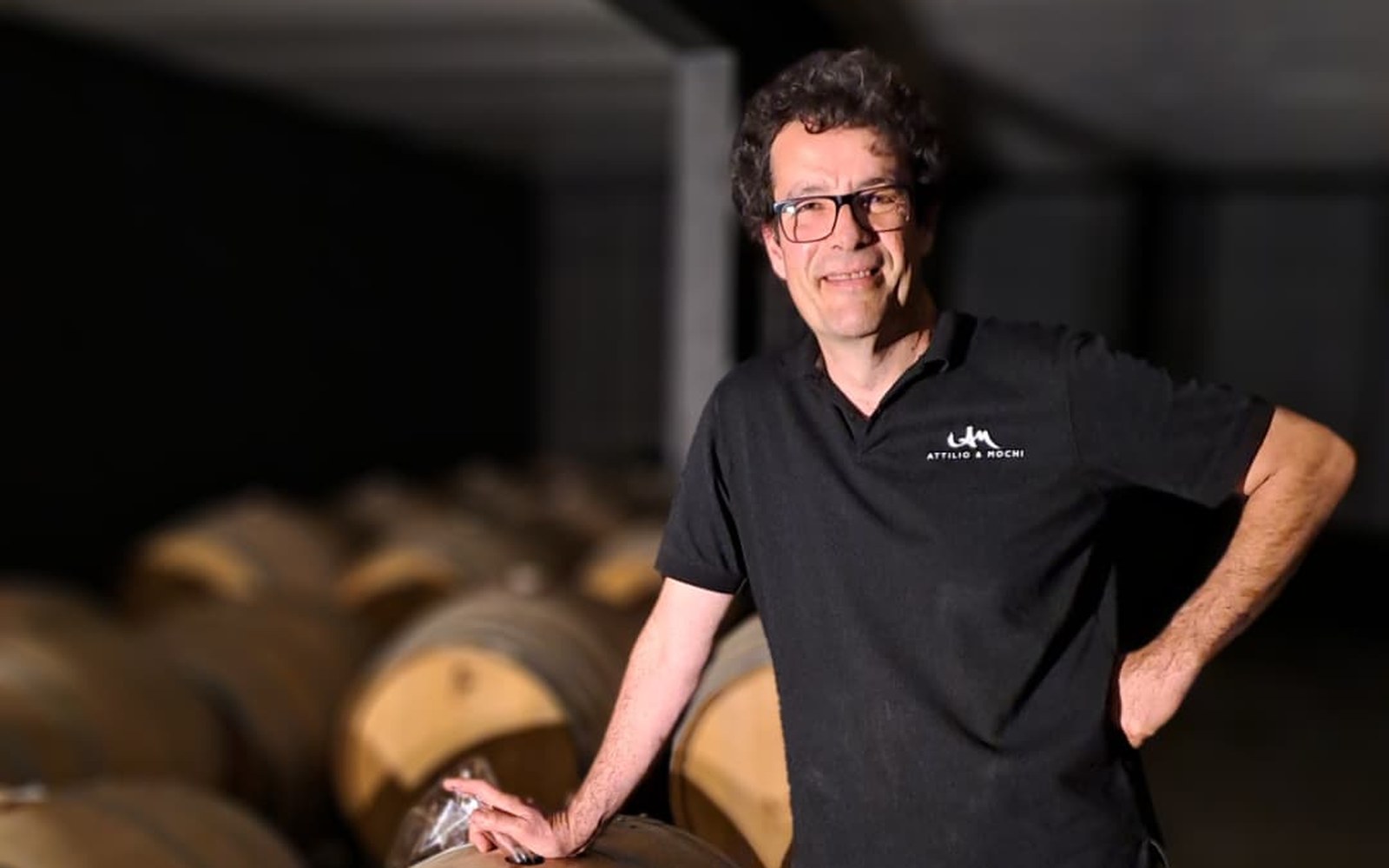 Marcos Attilio junto a las barricas de la bodega